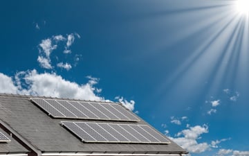Solar-Panels-On-The-Roof-Of-A-House-Under-A-Bright-Sunny-Sky-880745226_750x470