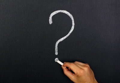 Hand-draws-a-question-mark-504280164_2089x1440